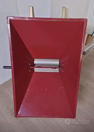 Pigiatrice per uva nanuale