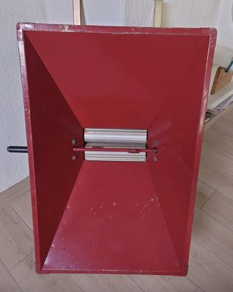 Pigiatrice per uva nanuale