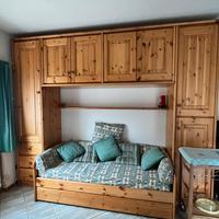 Coppia di letti con rete estraibile in Legno mass.