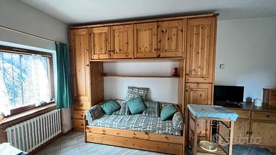 Coppia di letti con rete estraibile in Legno mass.