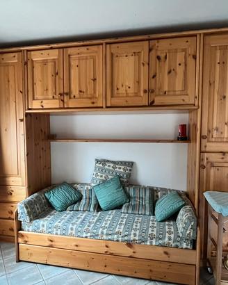 Coppia di letti con rete estraibile in Legno mass.