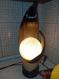 lampada in legno con foglia di banana 