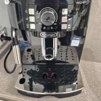 Macchina da caffè a chicchi con cappuccinatore