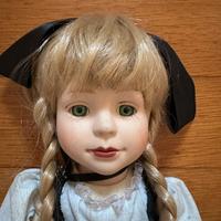 Bambola di ceramica in costume tradizionale