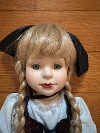 Bambola di ceramica in costume tradizionale