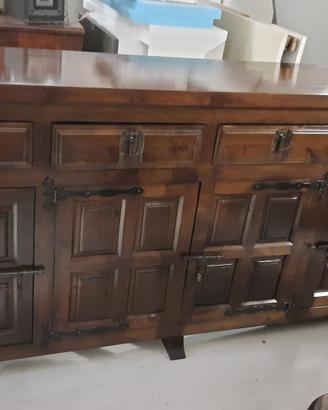 Credenza bassa in legno massiccio color noce