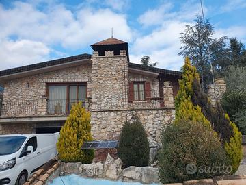 Villa immersa nel verde