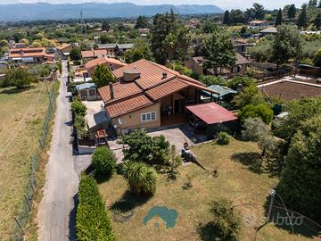 Villa indipendente divisa in due unita' abitative