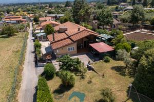 Villa indipendente divisa in due unita' abitative