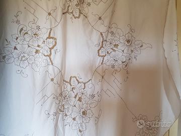 Tovaglia rotonda cotone con ricami ad intaglio 