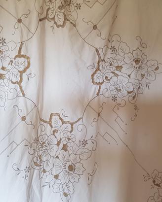 Tovaglia rotonda cotone con ricami ad intaglio 
