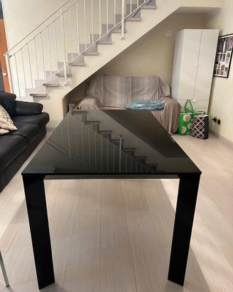 Tavolo in cristallo nero