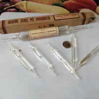 Vintage varie fiale di vetro e scherzi carnevale