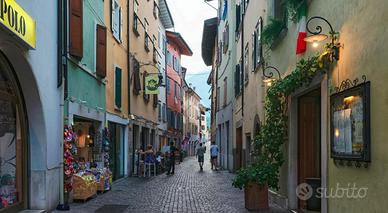 NEGOZIO A ARCO