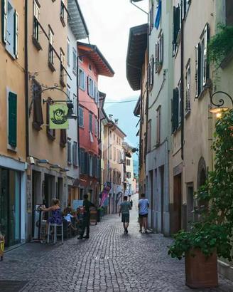 NEGOZIO A ARCO