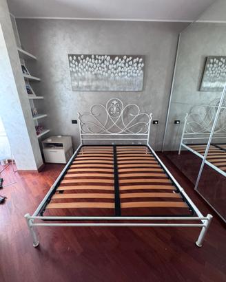 Elegante struttura letto matrimoniale