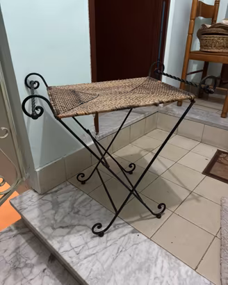 Tavolino in ferro nero e paglia