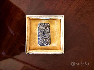 Spilla in argento ed oro con brillanti e zaffiro