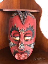 Antica maschera in legno
