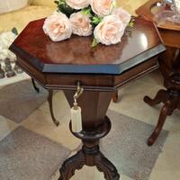 Antico tavolino con vano interno 