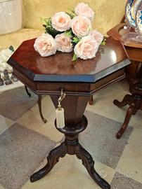 Antico tavolino con vano interno 