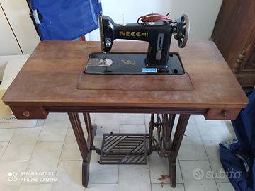 Vecchia macchina da cucire Necchi con mobile