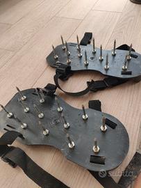Sotto scarpe per arieggiare il prato