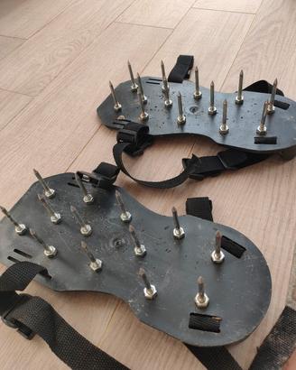 Sotto scarpe per arieggiare il prato