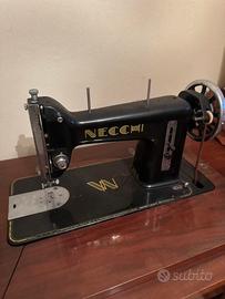 Macchina da cucire Necchi vintage