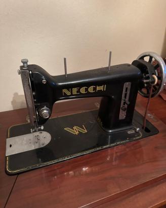 Macchina da cucire Necchi vintage
