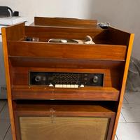 Mobile radio vintage con giradischi