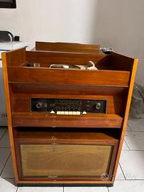 Mobile radio vintage con giradischi