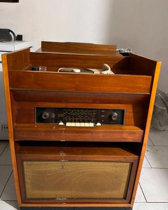 Mobile radio vintage con giradischi