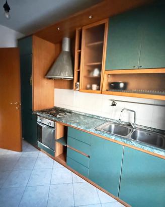 CUCINA con tavolo e 4 sedie