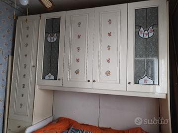 cameretta intera con scrivania e materasso e rete 