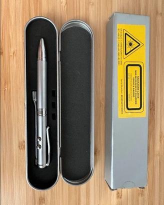 Penna multifunzione, luce, puntatore laser