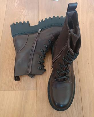Questi sono stivaletti stringati marroni in stile