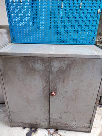 Armadietto con spagliera da banco porta attrezzi