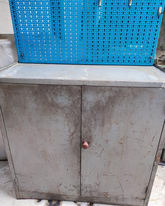 Armadietto con spagliera da banco porta attrezzi