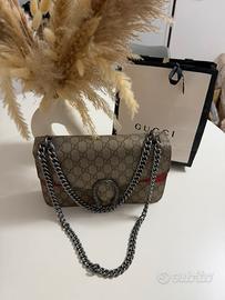 Borsa Gucci Dionysus GG Supreme con dettagli rossi
