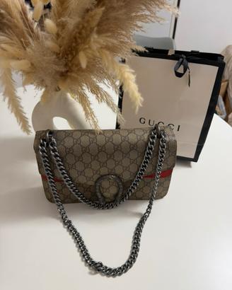 Borsa Gucci Dionysus GG Supreme con dettagli rossi