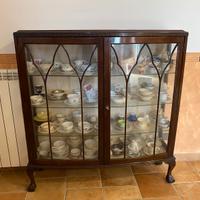 Vetrina con tazze da collezione