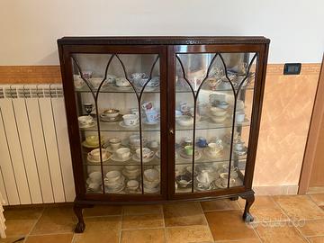Vetrina con tazze da collezione