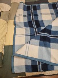 coperta in pile con motivo a quadri blu, azzurri