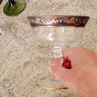 Unico esemplare di bicchiere in vetro con disegno.