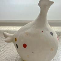 Gallina in ceramica bianca