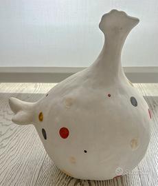 Gallina in ceramica bianca