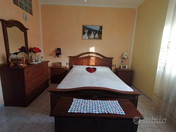 Camera matrimoniale senza armadio.