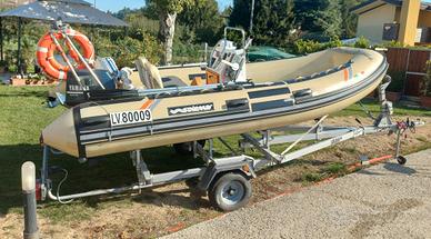 gommone con motore e carrello