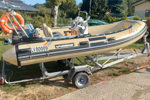 gommone con motore e carrello